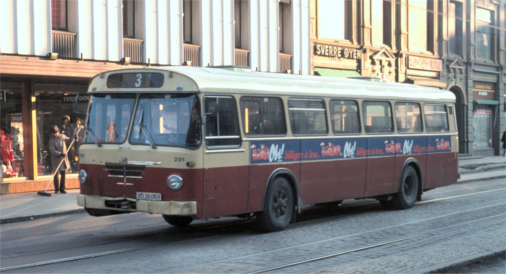 En sliten Büssing Präfekt 13 i Olav Trygvasons gate i Trondheim i juli 1975. Bussen som var en av 11 Büssinger som Trondheim Sporvei anskaffet i 1967 var her i drift for Trondheim Trafikkselskap. Forfallet begynner å bli synlig, Büssingen var på denne tiden reservebusser med alt for svak motor. Bildet er tatt av Åke Nergell.