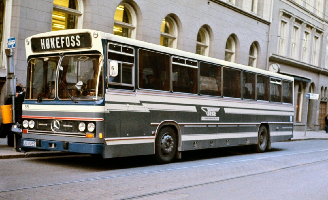 Svenske Åke Nergell tok dette bildet på en tur til Oslo i 1975. Bildet er tatt i Kongens gate og viser Ringeriksrutene nye Mercedes O307 med VBK-karosseri. Hans Martin Kollerød kan fortelle at denne bussen var den første VBK type 50 som ble produsert. Selskapet som hadde rundt 25 busser, forsvant i 1980 da det ble kjøpt opp av Engeseths Bilruter. Bussen er forlengst vandret til de evige kollektivfelt.