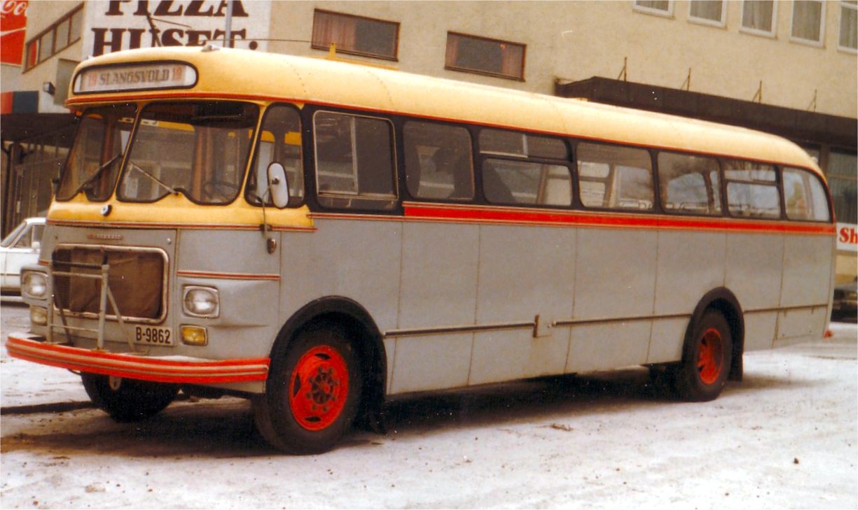 Litt tidlig med et vinterbilde, men likevel. Bildet er tatt i Fredrikstad og viser en av bussene til Hansen Bilruter i Råde. Det er en 1961 Bedford med Repstad-karosseri. Opprinnelig var bussen innkjøpt som turbuss, men ble senere degradert til vanlig rutebuss. En gang på 90-tallet var bussen sentral i musikkvideoen "Giftering" med Eldar Vågan. Etter 1.4 mill km på nakken og flere års hensettelse ble bussen for få år siden solgt til Sverige.