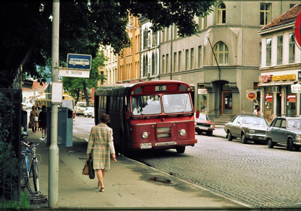 Bildet er tatt av Åke Nergell i Trondheim juli 1973 og viser en litt spesiell type buss. U-75209 er en av 6 såkalte verandavogner som Trondheim Bilruter hadde. De var alle av typen Scania-Vabis BF76-59 fra 1964/65 med karosseri fra Berg i Trondheim. Tilnavnet verandavogn kommer fra det litt spesielle frontrutearrangementet. Bussen er satt opp på linje 6 til Jonsvatnet. På byrutene hadde forlengst Scania CR76 tatt over.