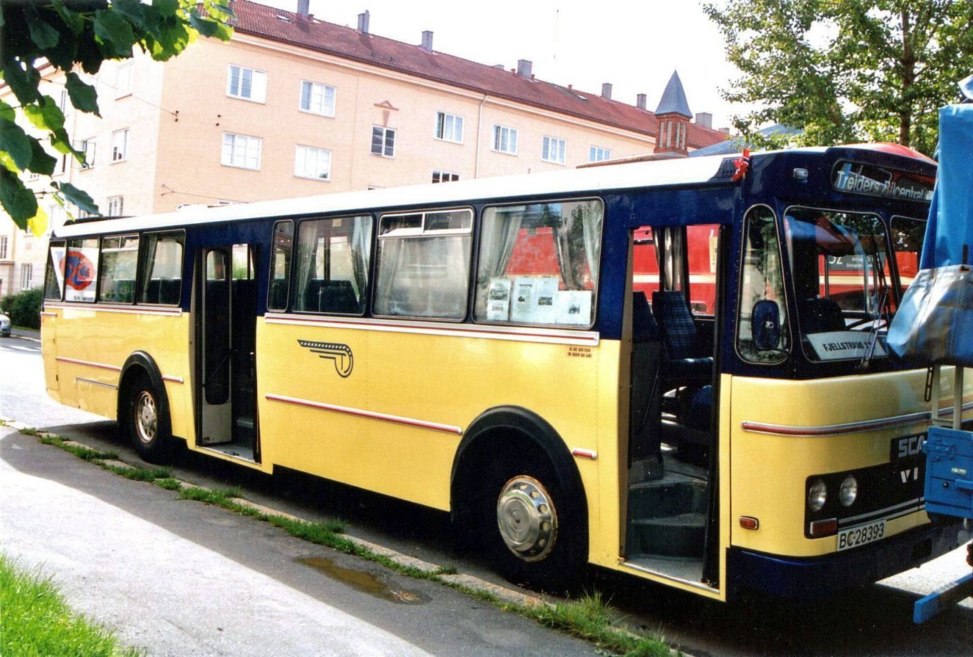 Johns Treiders veteranklubb stilte med sin velholdte Scania BF111-63 fra 1975, BC28393. Den bisto med et par avganger på ruten ned til Stortorvet. Johns Treiders veteranklubb stilte med sin velholdte Scania BF111-63 fra 1975, BC28393. Den bisto med et par avganger på ruten ned til Stortorvet.