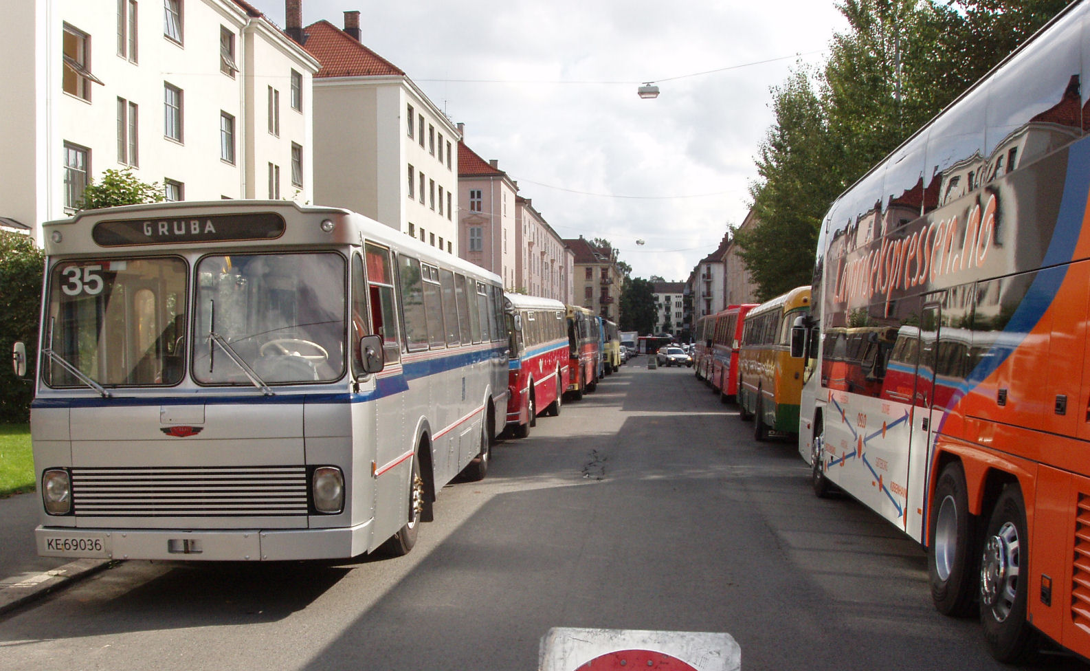 Busser ble oppstilt på rad på baksiden av museet. Til venstre ser vi bidraget fra veteranbussgruppa i Drammen, en 1969 Volvo B-58.