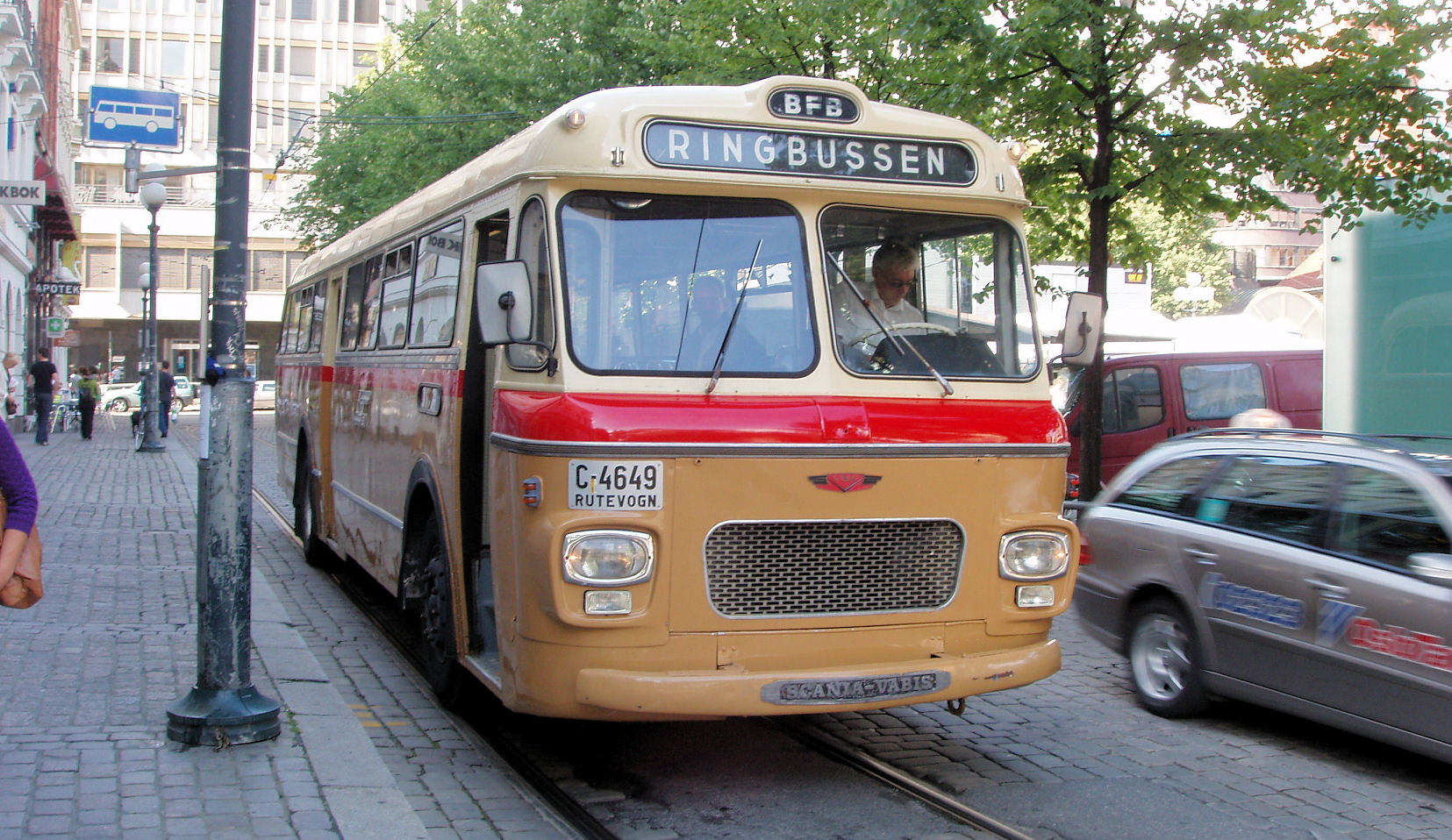 Tidligere BFB's Scania-Vabis fra 1965 "regulerer" på Stortorget før retur tilbake til Vognhallen. Webmaster Tore Wiik bak rattet plundrer med å få løsnet håndbrekket (tidlig trykkluftversjon med halvmeterlang spak og utløserknapp). Tidligere BFB's Scania-Vabis fra 1965 "regulerer" på Stortorget før retur tilbake til Vognhallen. Webmaster Tore Wiik bak rattet plundrer med å få løsnet håndbrekket (tidlig trykkluftversjon med halvmeterlang spak og utløserknapp).