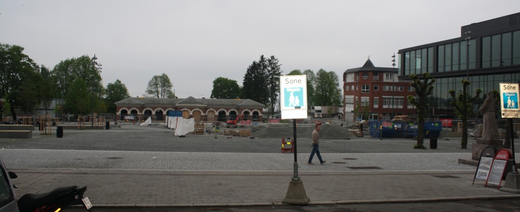 Vi ser Stortorget fra en annen vinkel. Foran passerer Torggata, og nederst Strandgata. Bak trærne i bakgrunnen passerer jernbanelinja nede ved Mjøsa.