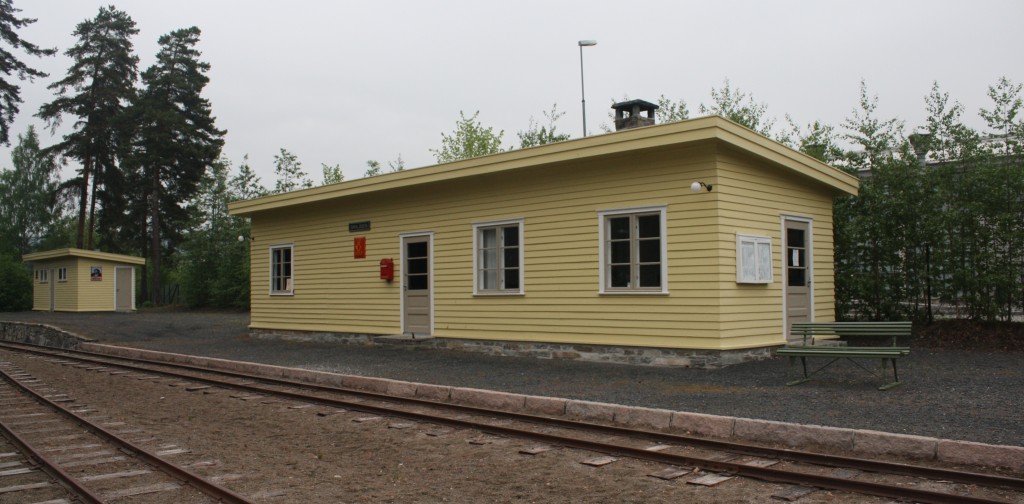 Her er vi på Jernbanemuseet og Smalåsen stasjon som har noe andre dimensjoner enn Hamar stasjon. Smalåsen ble flyttet til og gjenåpnet ved museet i 2011. Smalåsen stasjon ble bygd og åpnet da trafikken på Nordlandsbanen åpnet mellom Grong og Mosjøen i 1940. Smalåsen var nordligste stasjon i Nord-Trøndelag og det var 10 km videre til Majavatn i Nordland. Stasjonen var betjent til 1959, men fortsatte noen år som ubetjent holdeplass. I dag tjener den som endestasjon for Tertitt-toget ved museet. Under treffet vil salg og servering foregå ved denne stasjonsbygningen.